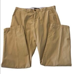 Tommy Hilfiger kaki pants.‎ Size 36x32. Side pockets 2 back pocket. Chino pants